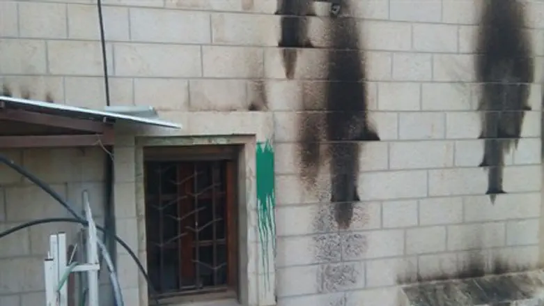Следы на доме после "коктейля Молотова"
