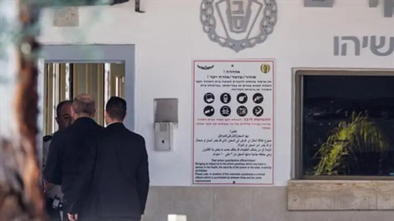 אולמרט נכנס לכלא