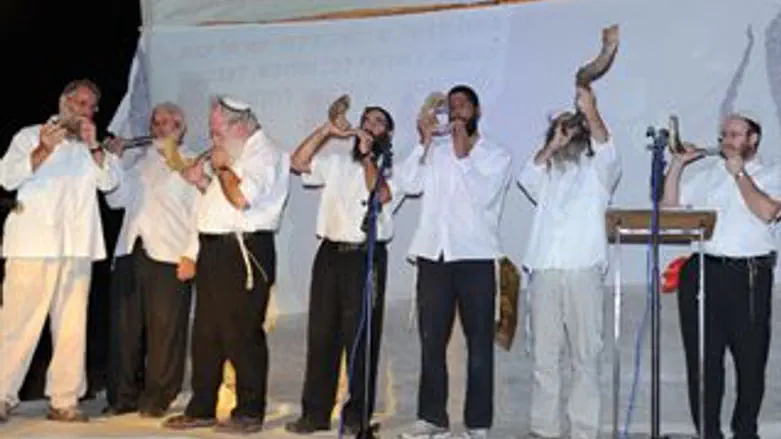 תוקעים בשבעה שופרות בתקווה לגשם