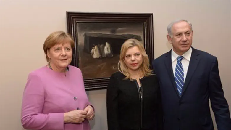מרקל ובני הזוג נתניהו בתערוכה