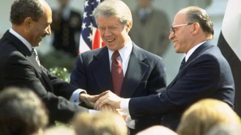 Знаменитое рукопожатие Бегина и Садата