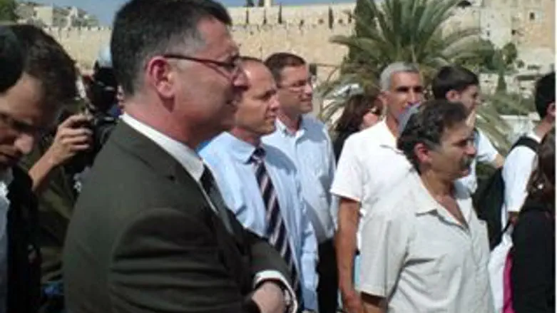 השר סער בסיור