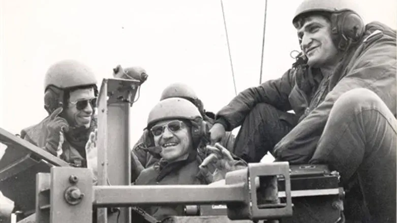 תמונה נדירה של יאנוש (מימין), שר הביטחון עזר ויצמן ואלוף במיל' יוסי בן חנן (משמאל)