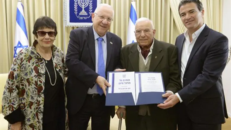 אברהם ברזילי ורעייתו, עם הנשיא וראש המוסד