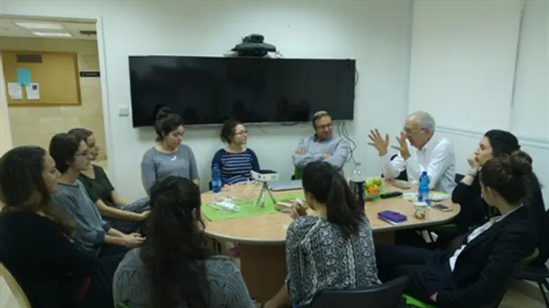 ח"כ טרכטנברג עם בנות המדרשה