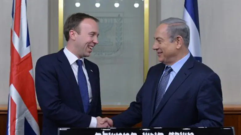 ראש הממשלה עם שר הקבינט הבריטי