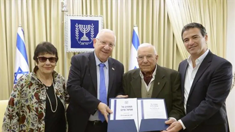 Авраам Барзилай получает награду