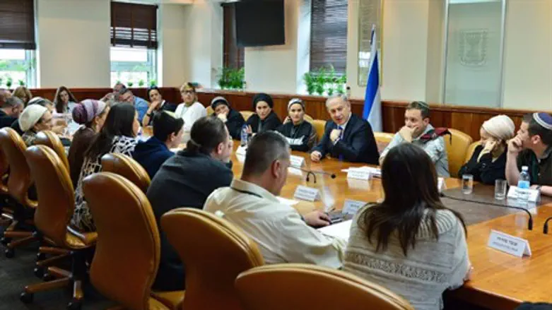 ראש הממשלה עם נציגי המשפחות