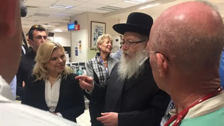 שר הבריאות ורעיית ראש הממשלה בבית החולים