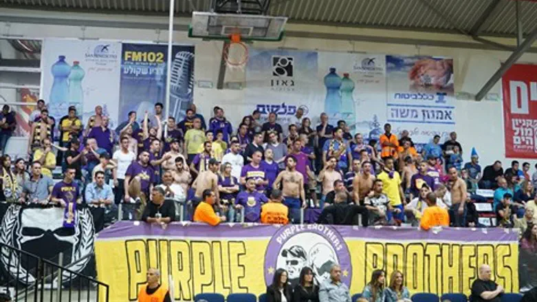אוהדי חולון. דחפו את הקבוצה שלהם מעל הקו האדום