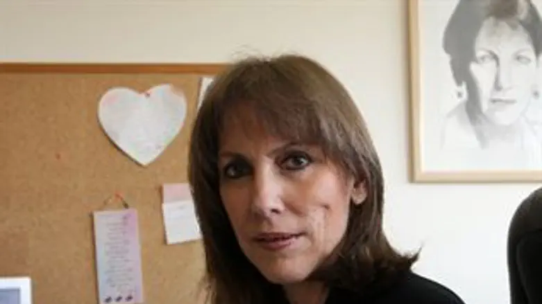 להסיר את ענת אי הוודאות. לבנת