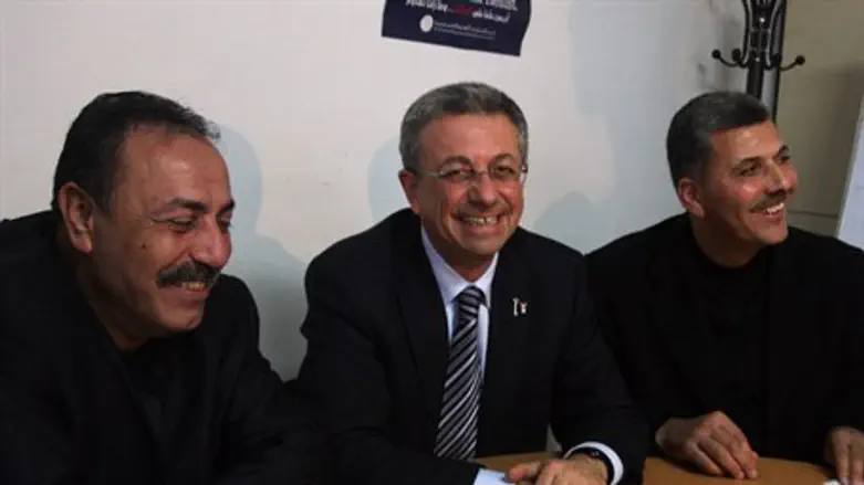 Mustafa Barghouti (center)