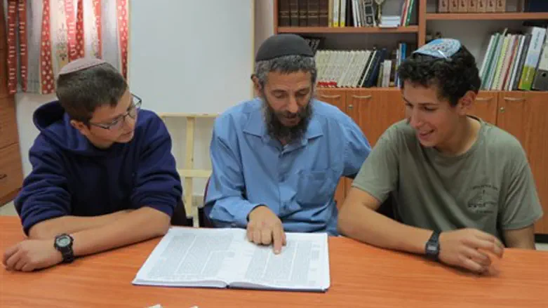 הרב מיכאל פואה, ראש ישיבת חיצים, עם תלמידים