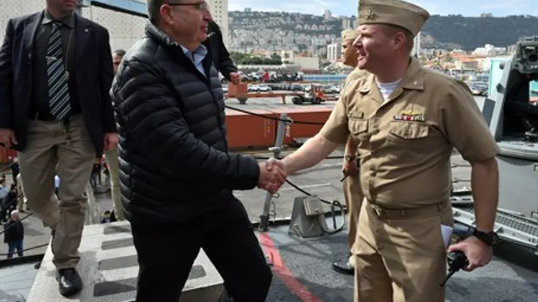 Моше Яалон на эсминце "Карни"