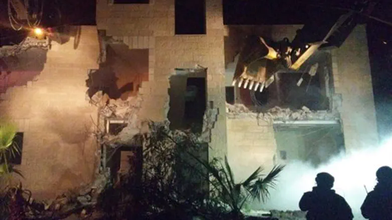 Разрушение дома террориста. Иллюстрация