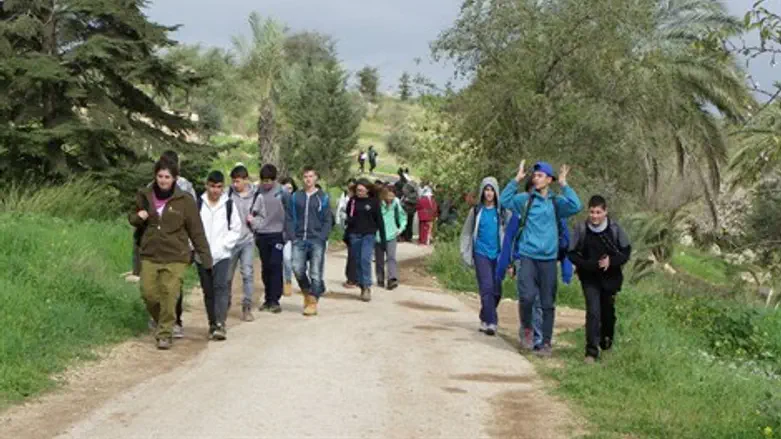 תלמידים מסיירים ביום טבע לזכרו של יואב הרשושנים ז"ל