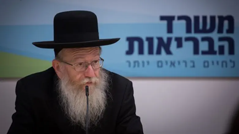 הואשם שהוא רוצה להחזיר את המערכת לימי הביניים. שר הבריאות, יעקב ליצמן