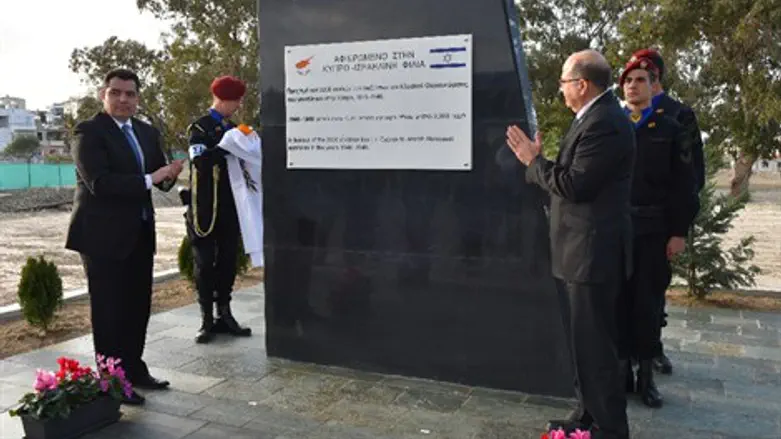 יעלון חונך את לוח הזיכרון, בקפריסין