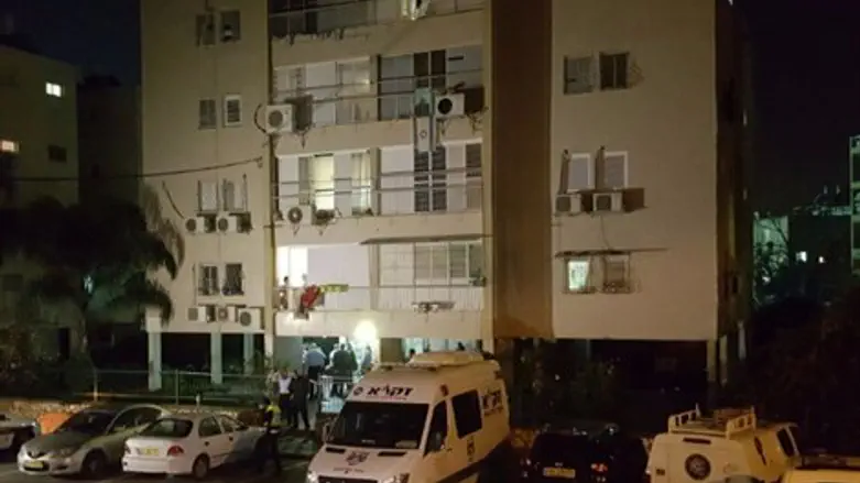 זירת הרצח בפתח תקוה, הערב