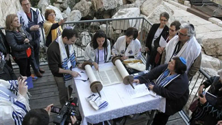 רוצים לשנות את התורה עצמה וזהו סילוף הרבה יותר חמור. רפורמים ברחבה הדרומית של הכותל