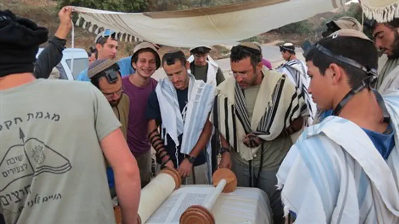 מתחברים לאדמה דרך הרגליים, קריאת תורה בטיול של ישיבת חיצים