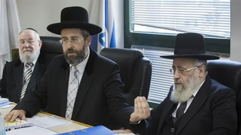 מימין: הרב יצחק יוסף, הרב דוד לאו והרב ישראל מאיר לאו