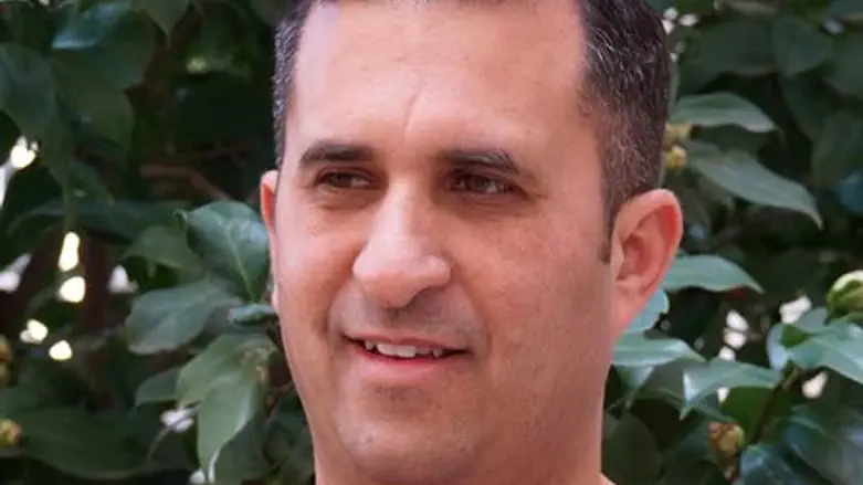 קורא לרכוש דווקא שם. אפי שרון