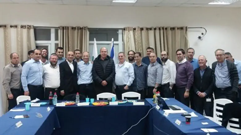 Моше Яалон и члены Совета Гуш-Эциона