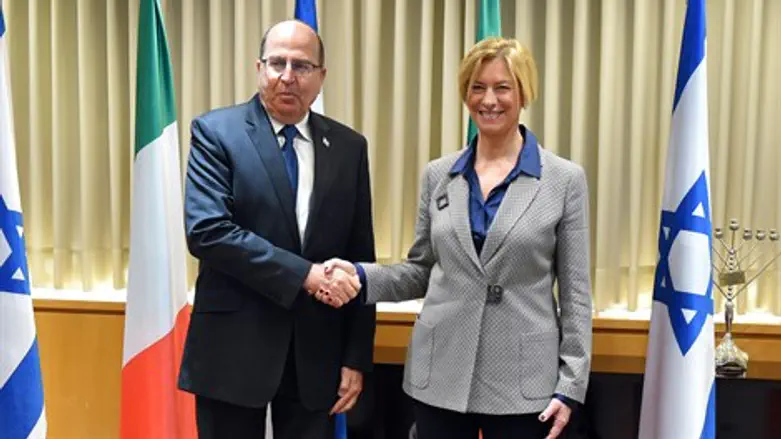 יעלון עם השרה פינוטי