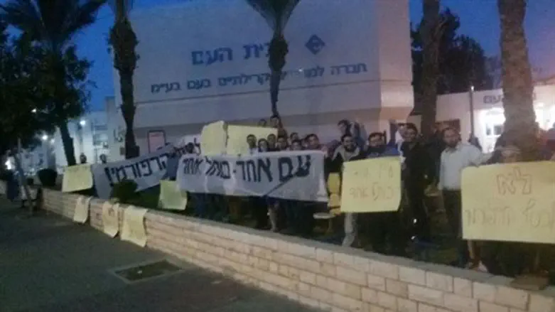 המפגינים מול בית השר