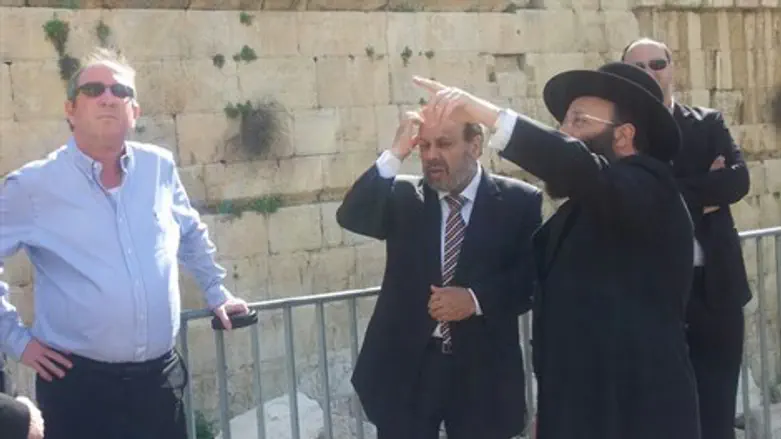 השר אזולאי והרב רבינוביץ'