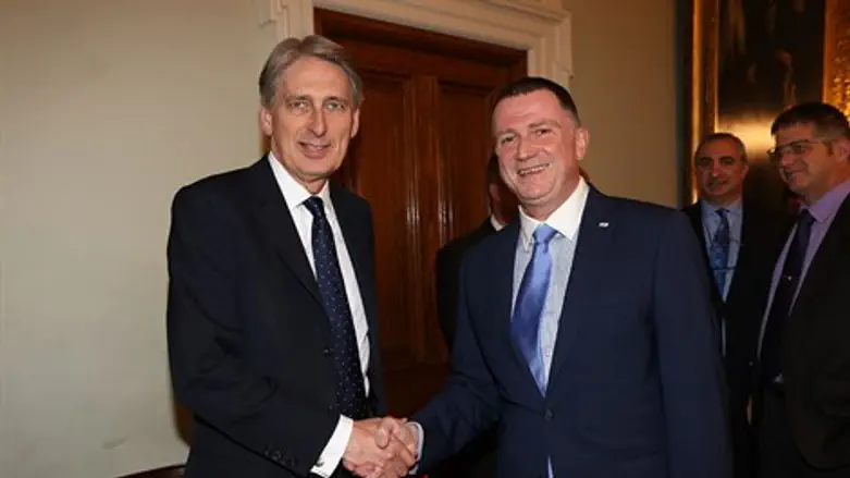 אדלשטיין עם השר הבריטי