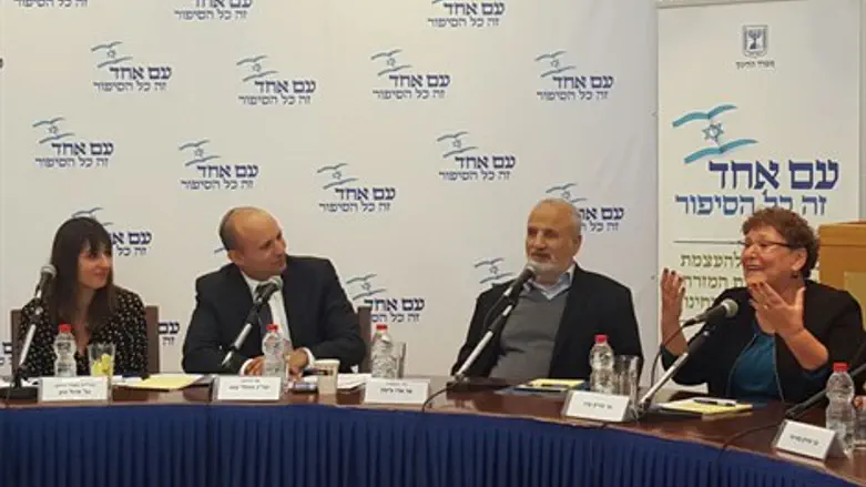 מימין: מרים פרץ, ארז ביטון, שר החינוך בנט והמנכ''לית מיכל כהן