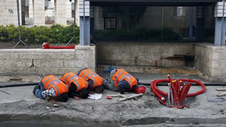 "אסור לתת להם להיכנס לשטח שלנו". פועלים ערבים