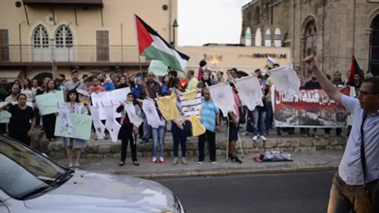 Арабские протестующие у здания суда