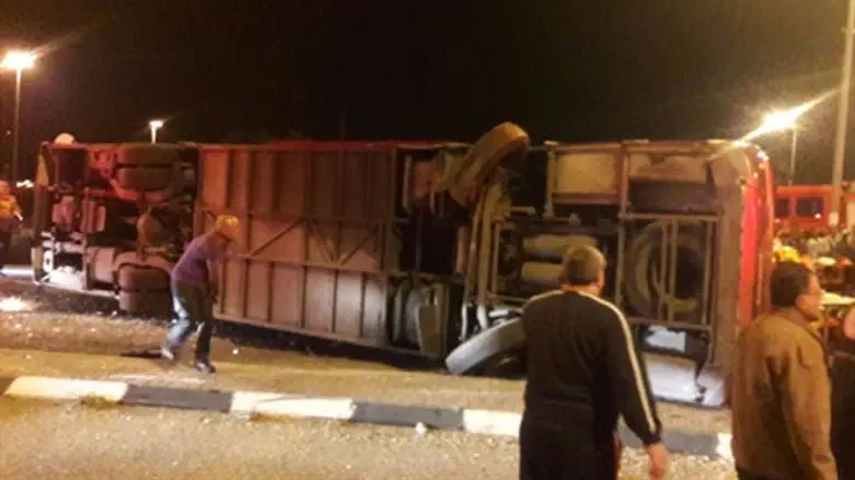 האוטובוס ההפוך ליד זרזיר, הערב