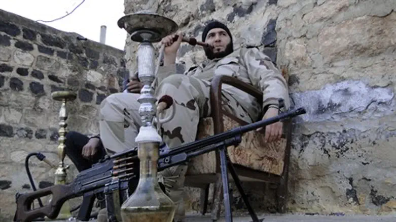 Syrian rebels smoke waterpipes during lull in fighting (file)