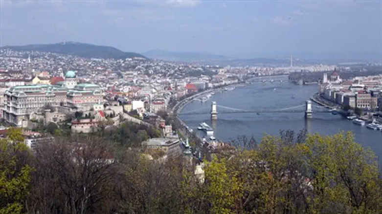 נהר הדנובה הזורם במרכז בודפשט