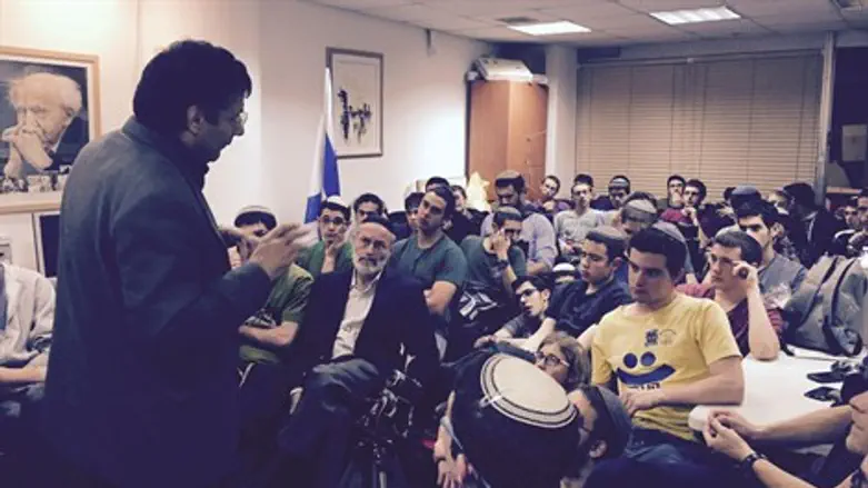 ח"כ יונה מרצה בפני תלמידי "מקור חיים" 