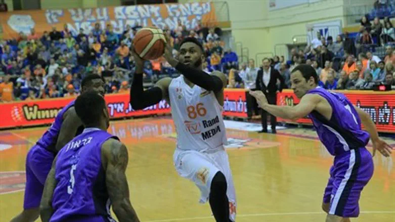 מונרו מפלס את דרכו לסל הערב