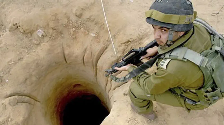 Солдат ЦАХАЛа у туннеля. Иллюстрация