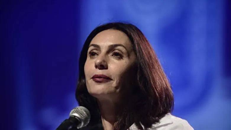 פותחת בציטוט. רגב