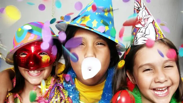 מסירה את המסכות