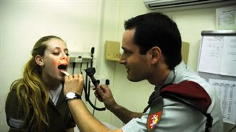 חיילת במהלך בדיקה רפואית. שפעת החזירים