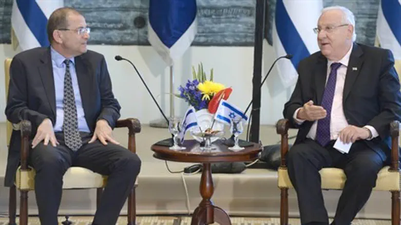 מגישים לנשיא את הסקר