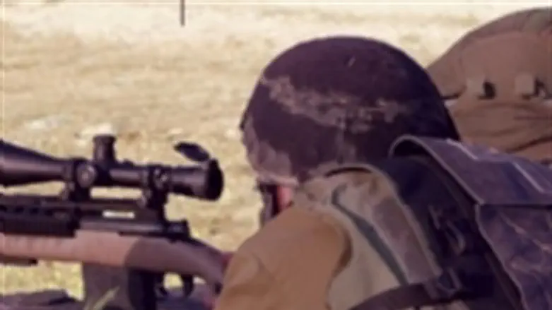 מאחורי הכוונת