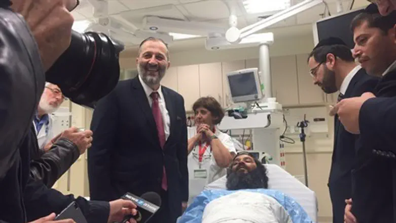 השר דרעי עם פצוע הפיגוע