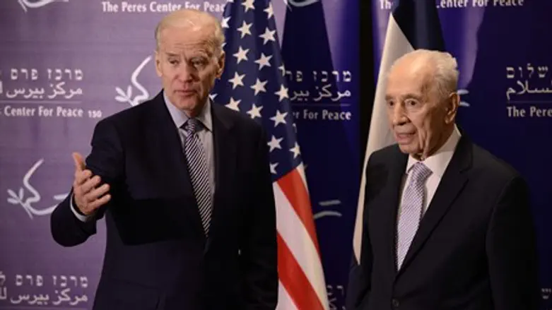 Joe Biden with Shimon Peres in Tel Aviv