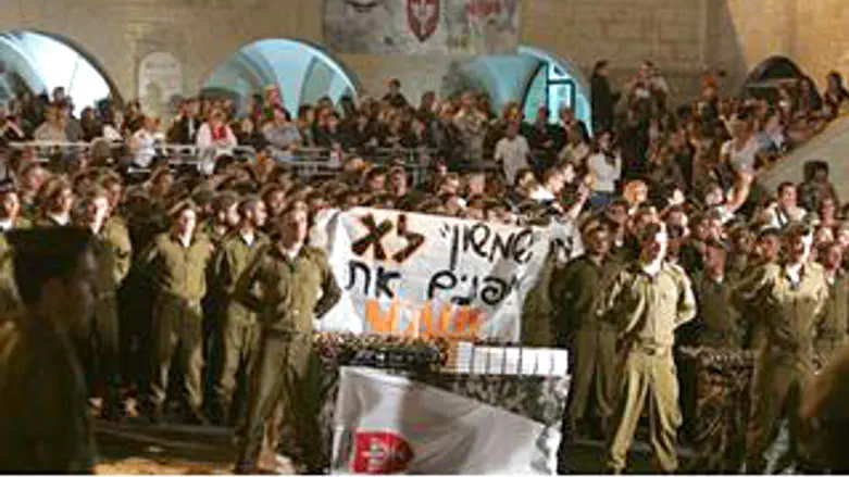 הנפת השלטים בטקס ההשבעה