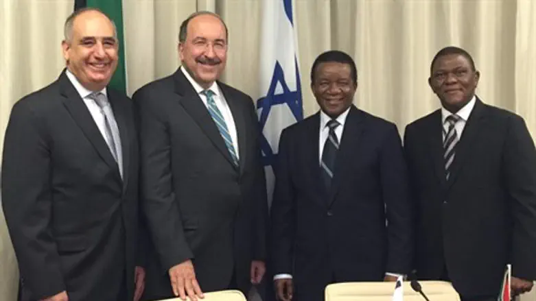 גולד במהלך הפגישה עם מקבילו, בדרום אפריקה